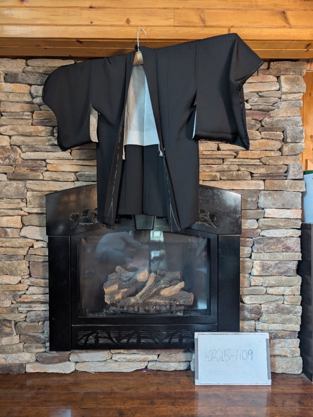 Black plain haori with crest on the back - Authentic Kimono Overcoat